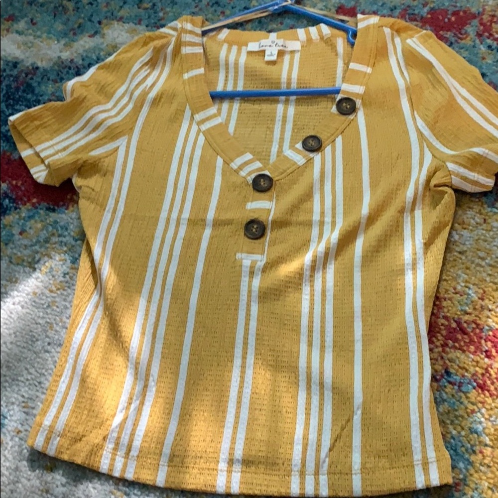 White and yellow striped tee